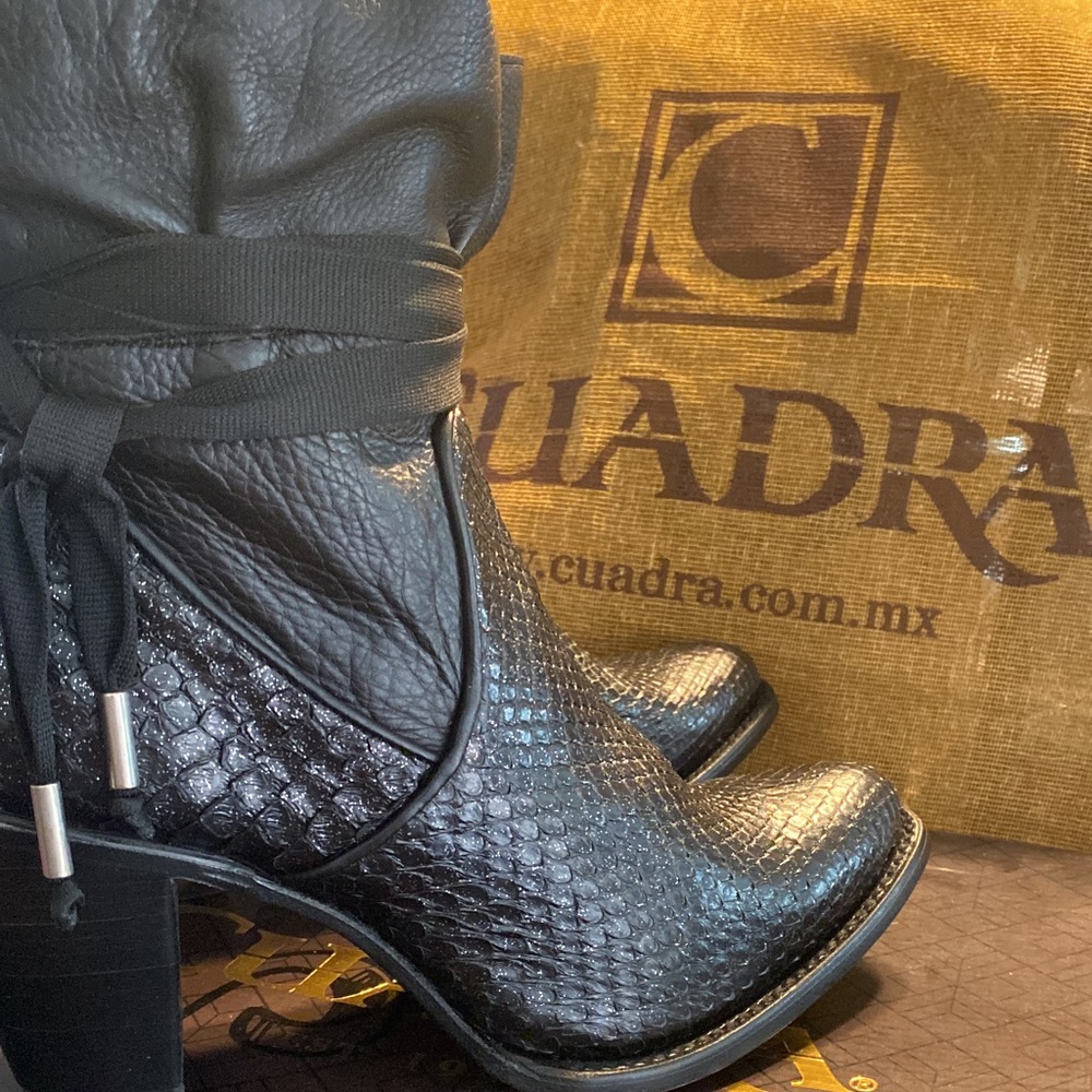 Pretty set off boots bran new wrong size for me - Picture 1 of 2
